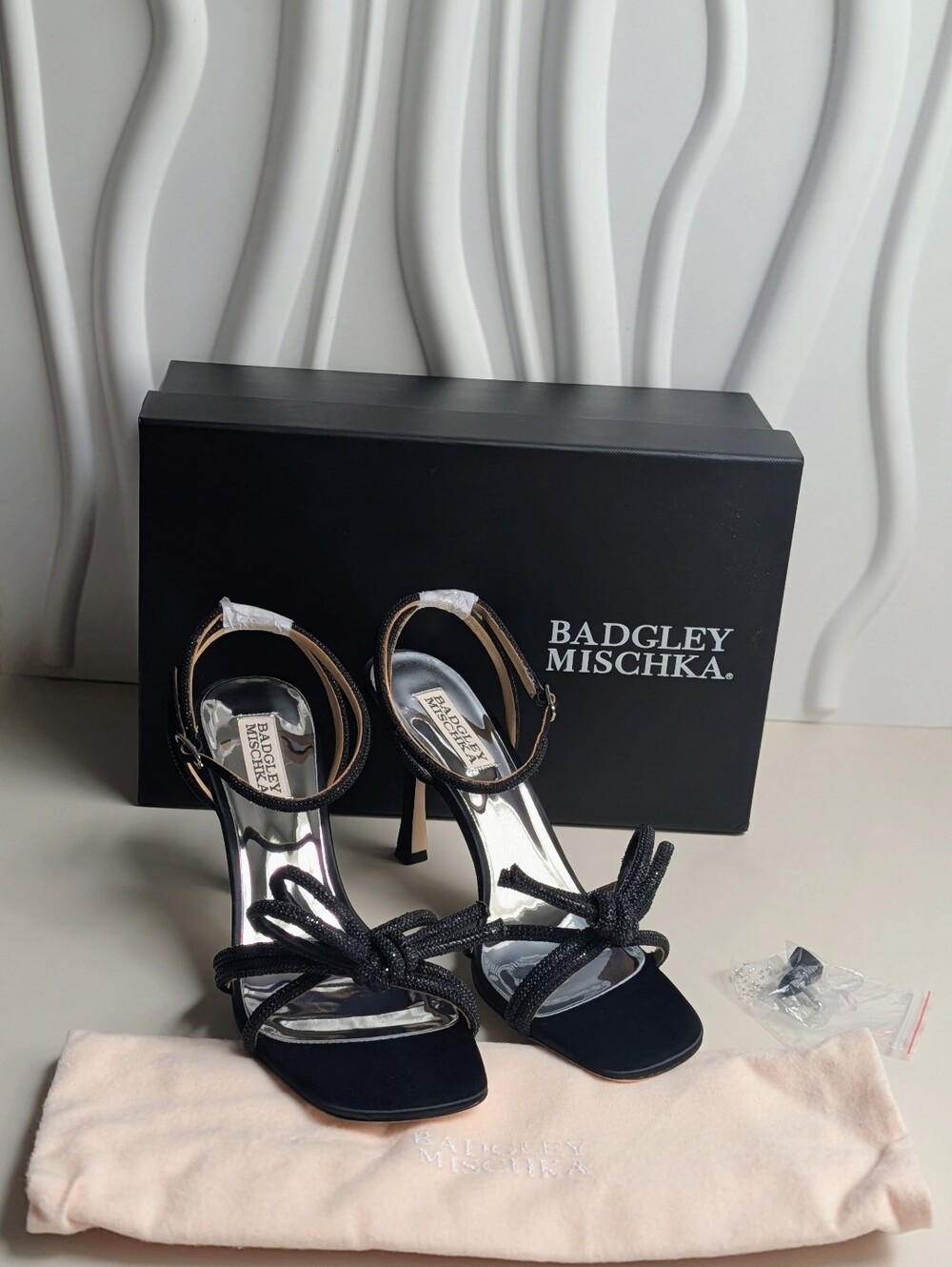 NIB Badgley Mischka Effie Crystal Bow Heels Black Satin Size 8